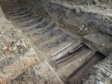 Szczątki 31 osób znaleziono niedaleko DPS w Starej Bystrzycy na Dolnym Śląsku. Zakopano przy nich tajemnicze butelki. Zobaczcie zdjęcia