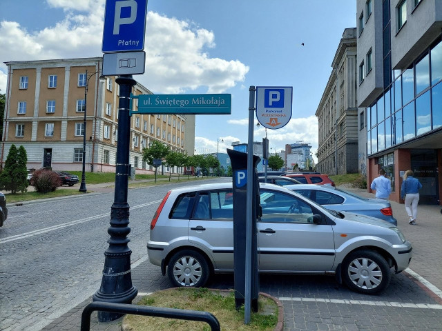 Czy będą zmiany zasad płacenia za postój w strefie parkowania w Białymstoku. Pytał o nie radny. Powód: wyrok na Śląsku. Co na to prezydent?