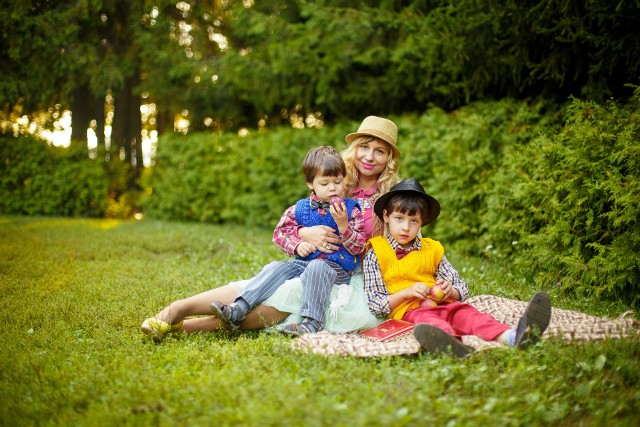 Matka z dziećmi na trawniku
