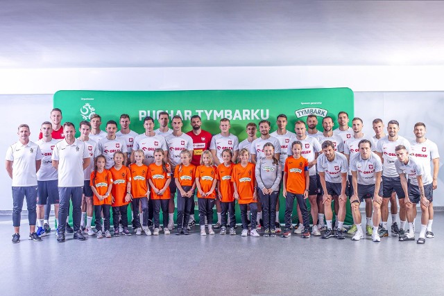 Dziewczynki z SP nr 17 z Chorzowa, które wygrały turniej o Puchar Tymbarku w nagrodę spotkały się z piłkarzami reprezentacji Polski