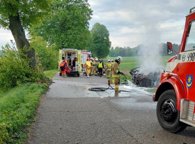 Do wypadku pod Skokami w Wielkopolsce doszło w sobotę 27 kwietnia. Po uderzeniu w drzewo samochód stanął w płomieniach