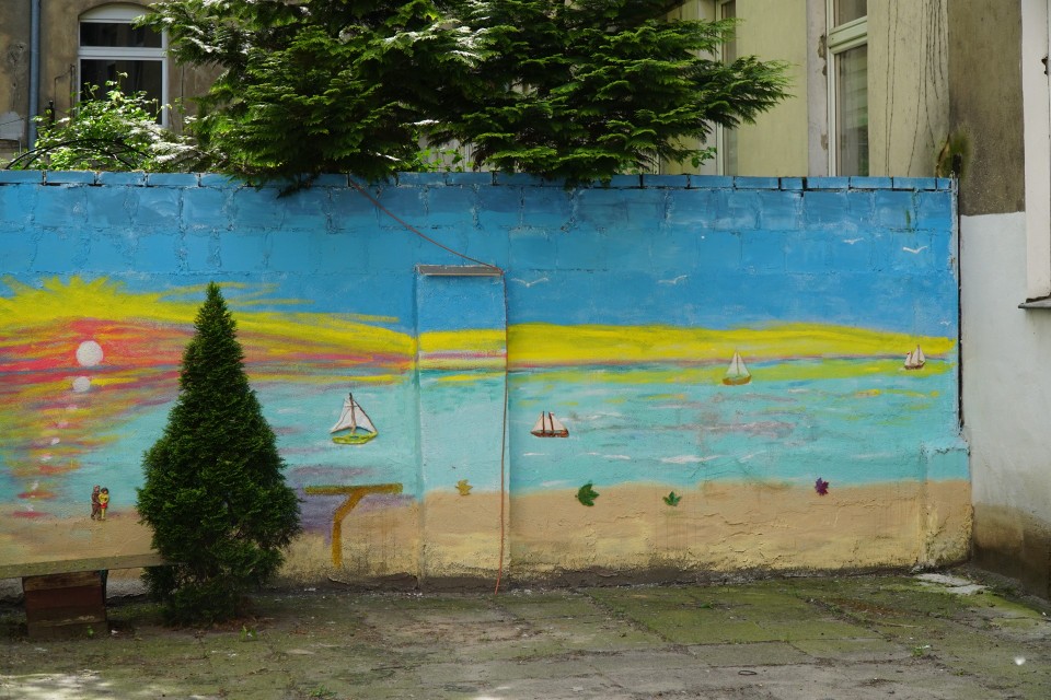 Wyjątkowy mural na ścianie poznańskiego podwórka