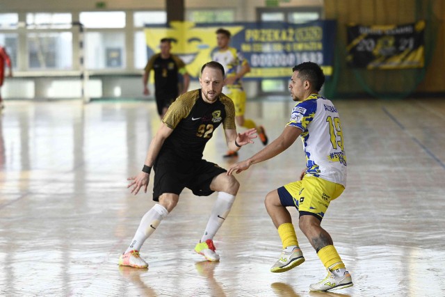 Gracze Futsal Świecie (czarne koszulki) wygrali pierwszy mecz barażowy o Fogo Futsal Ekstraklasę z drużyną Gwiazda Ruda Śląska