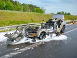 Audi prawie doszczętnie spłonęło na drodze S5 niedaleko Leszna