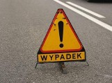 Śmiertelny wypadek na DK10 w Wielkopolsce. Osobówka zderzyła się z ciężarówką w miejscowości Jeziorki. Nie żyje starsza kobieta