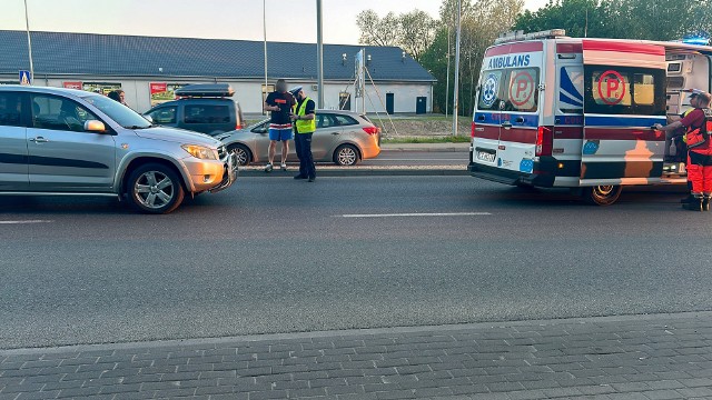 Na przejściu dla pieszych na ul. Warszawskiej w Grudziądzu samochód potrącił kobietę