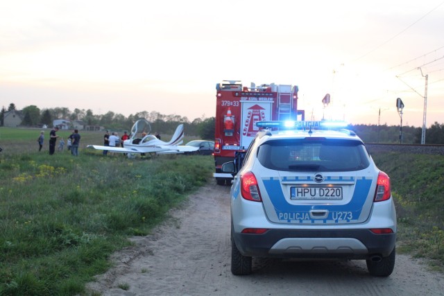 W miejscowości Węglew-Kolonia, w poniedziałek wieczorem, mały samolot uszkodził linię niskiego napięcia, a następnie lądował awaryjnie w polu