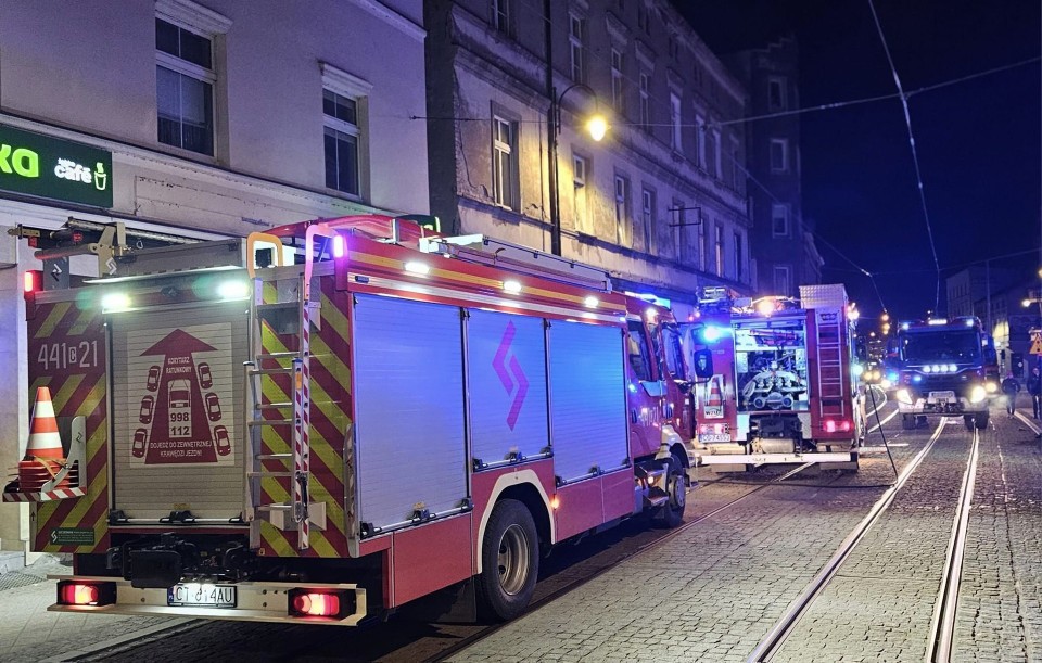 Strażacy gasili pożar, który wybuchł w mieszkaniu w jednej z...