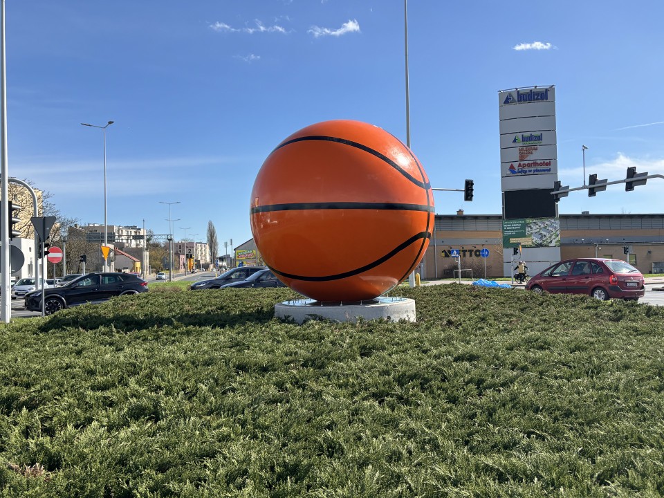 Fajansowa piłka od koszykówki na skrzyżowaniu Okrzei -...