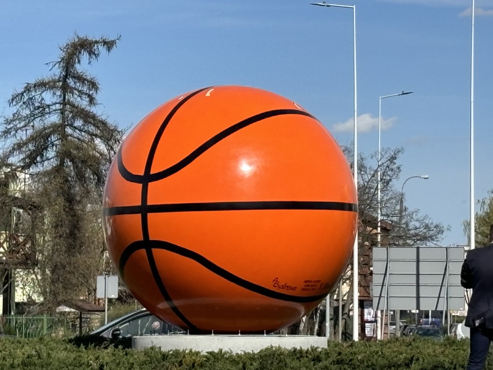 Fajansowa piłka od koszykówki na skrzyżowaniu Okrzei -...
