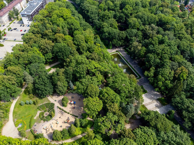 Przebudowa placu zabaw na Plantach. Koszt: ponad 4 mln zł. Miasto zrezygnowało jednak z toalety. Zastąpi ją sanitariat w maszynowni fontanny