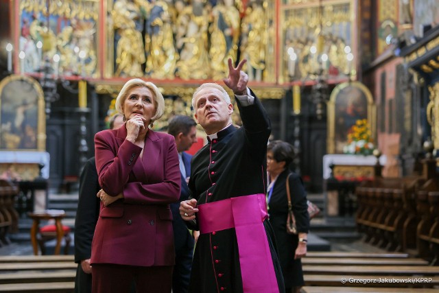 Kolor bordowy jest niezwykle modny tej jesieni. Udowadnia to Agata Kornhauser-Duda. 