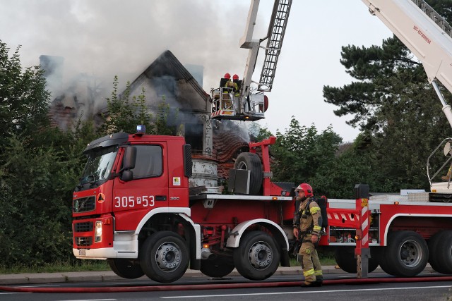 Do pożaru opuszczonego dworku w Jelonku w gminie Suchy Las doszło w sobotę 29 czerwca około godz. 20