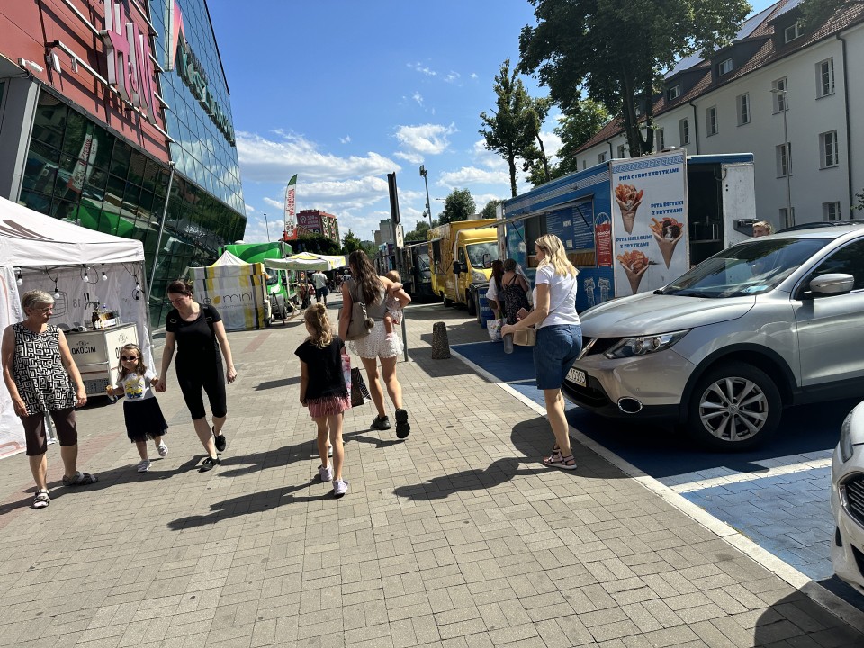 Food trucki zaparkowały przed Atrium Kasztanowa w Pile