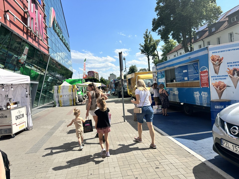 Food trucki zaparkowały przed Atrium Kasztanowa w Pile
