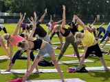Ponad sto osób ćwiczyło jogę. „Wakacyjne poranki z jogą” na stadionie w Lesznie