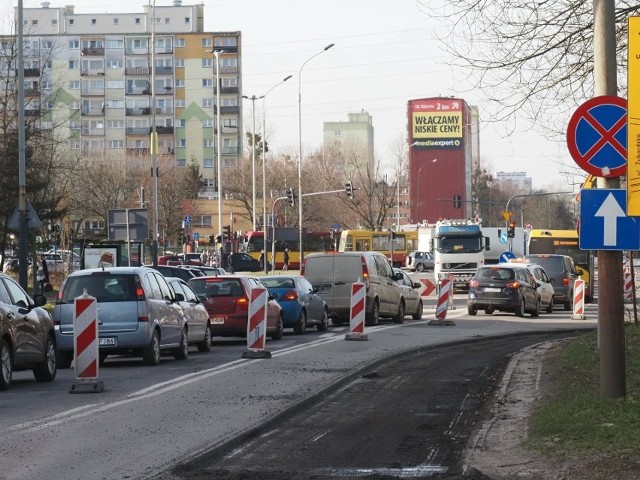 Prowadzone remonty na terenie miasta są częstą przyczyną korków. Na zdjęciu zator z lutego tego roku, spowodowany przebudową ul. Lutomierskiej.