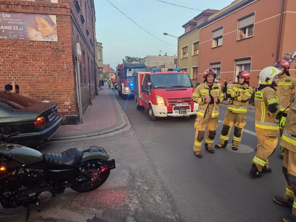 Kolizja przy ulicy Powstańców Chocieszyńskich. Zderzenie samochodu osobowego z motocyklem