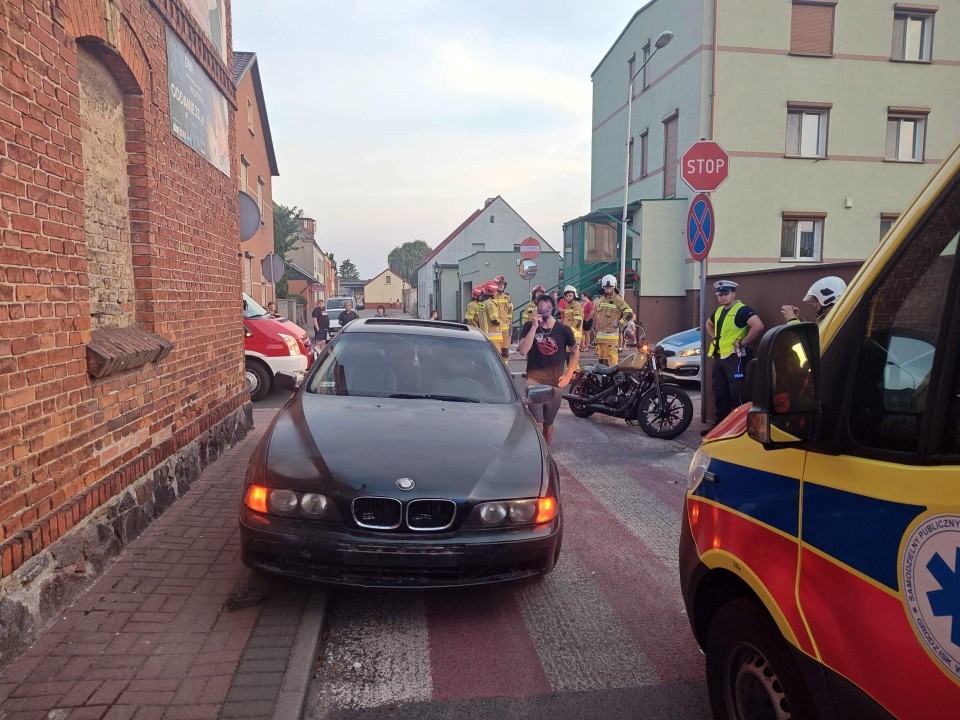 Kolizja przy ulicy Powstańców Chocieszyńskich. Zderzenie samochodu osobowego z motocyklem