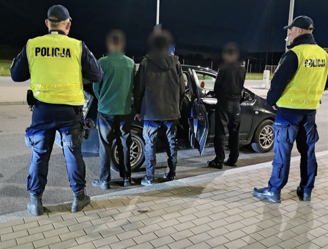 Podlascy policjanci zatrzymali migrantów, którzy nielegalnie przekroczyli polsko-litewską granicę