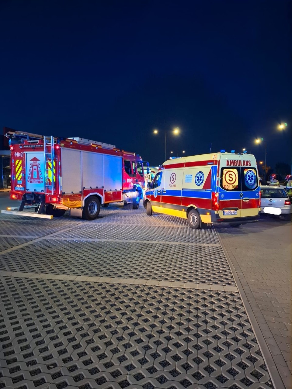 Zderzenie dwóch samochodów osobowych na ulicy Fabrycznej w Grodzisku Wielkopolskim. Dwie osoby trafiły do szpitala