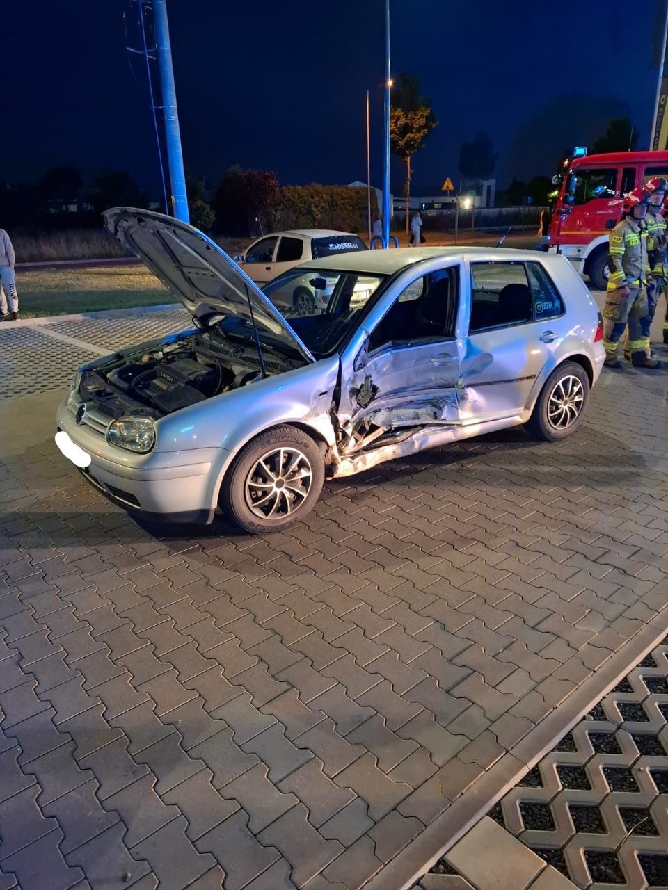 Zderzenie dwóch samochodów osobowych na ulicy Fabrycznej w Grodzisku Wielkopolskim. Dwie osoby trafiły do szpitala