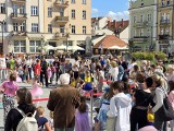 Artystyczny Rynek. Na Głównym Rynku w Kaliszu swoje talenty zaprezentowali młodzi artyści. ZDJĘCIA