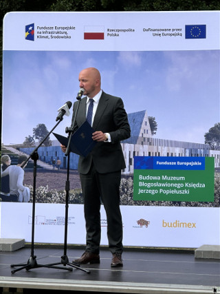 Uroczystość przekazania placu budowy wykonawcy i wbicie symbolicznych łopat odbyło się w środę przed południem w Okopach w gm. Suchowola