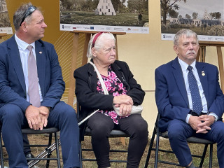 Uroczystość przekazania placu budowy wykonawcy i wbicie symbolicznych łopat odbyło się w środę przed południem w Okopach w gm. Suchowola