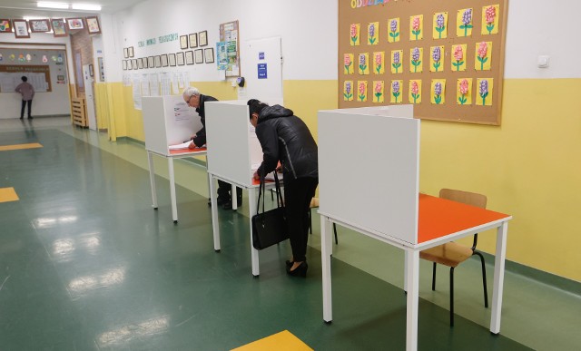 Wybory samorządowe 2024. Głosowanie w lokalach wyborczych.  FOT KRZYSZTOF KAPICA
