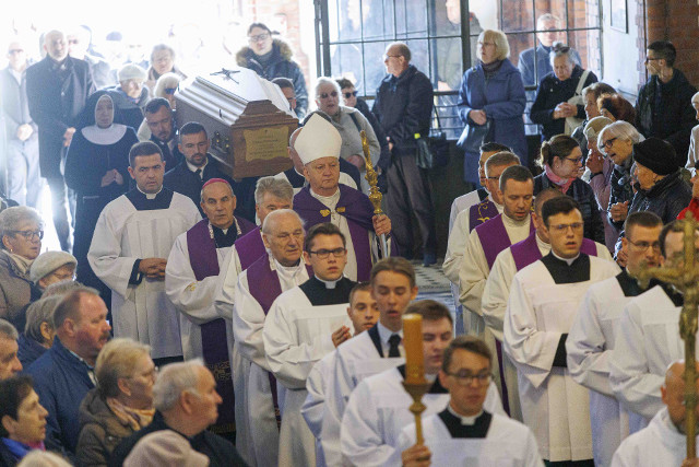 Trwają uroczystości pogrzebowe białostockiego Arcybiskupa Seniora Edwarda Ozorowskiego. W czwartek odbędzie się msza pogrzebowa