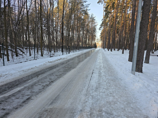 Lód na drodze i chodnikach. Tak się jedzie do Sauny Dojlidy! 