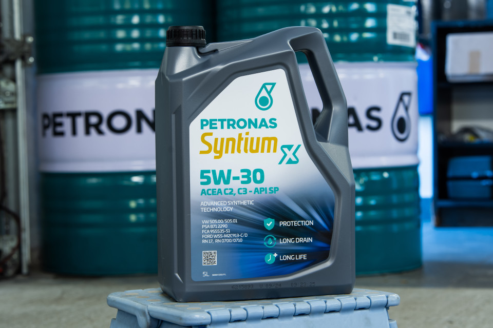 PETRONAS Syntium X, to olej silnikowy idealny do samochodów pogwarancyjnych i tych, które mają już kilka lat na karku.