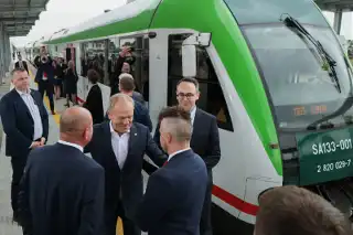 Pierwszy pociąg po 30 latach dojechał do Łomży! Na pokładzie z premierem