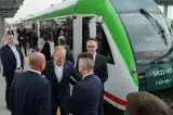 Pierwszy pociąg po 30 latach dojechał do Łomży! Na pokładzie z premierem