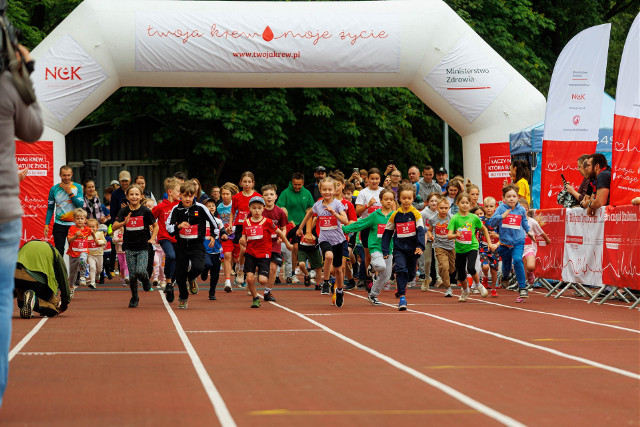 Białystok Tętni Dobrem. Bieg promujący oddawanie krwi na stadionie lekkoatletycznym