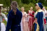 Barokowe Ogrody Sztuki. Mimo deszczu piknik kostiumowy przyciągnął wielu Białostoczan