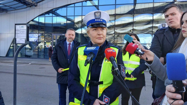 Policjanci podróżują autobusami PKS Nova. I rozmawiają o bezpieczeństwie na drogach
