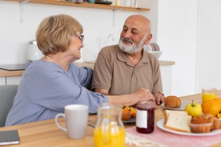 Objawy choroby Alzheimera możesz zauważyć podczas śniadania. Na co zwrócić uwagę?