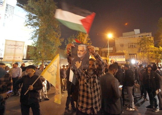W Teheranie trwa antyizraelski wiec po tym, jak Iran przeprowadził ataki na Izrael