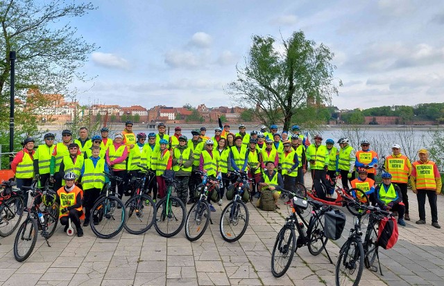 Kilkudziesięcioosobowa grupa rowerzystów z Kruszwicy, Inowrocławia, Wielkopolski i oczywiście z Torunia, uczestniczyła w sobotę 13 kwietnia w rajdzie rowerowym szlakiem toruńskich murali