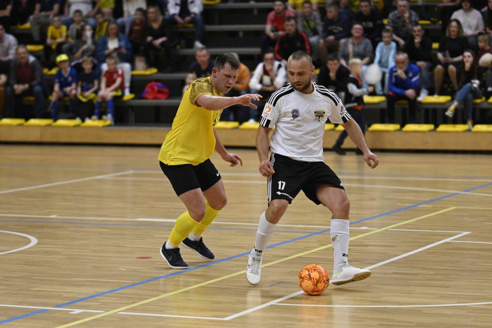 Gracze Futsal Świecie (żółte koszulki) w ostatnim meczu...
