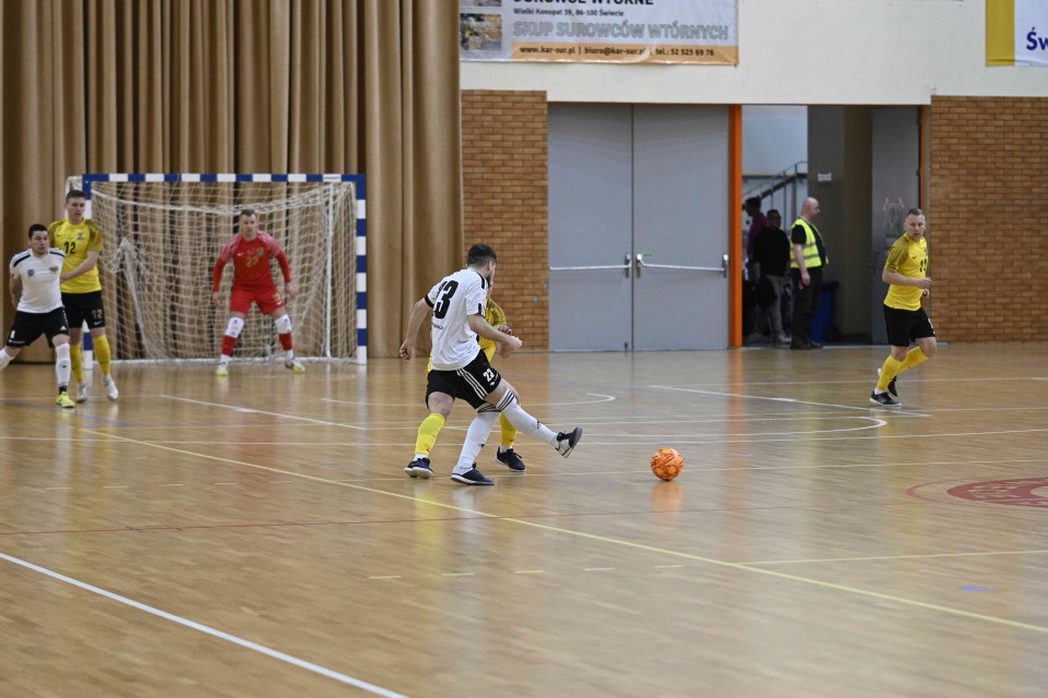 Gracze Futsal Świecie (żółte koszulki) w ostatnim meczu...