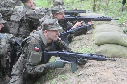 Żołnierze intensywnie szkolą się na pasie ćwiczeń taktycznych na poligonie w Łojewie pod Inowrocławiem. Za kilka dni czeka ich praktyczny sprawdzian ze zdobywanej wiedzy wojskowej zwany ”pętlą taktyczną”. W sobotę, 20 kwietnia, złoża przysięgę wojskową