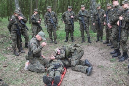 Żołnierze intensywnie szkolą się na pasie ćwiczeń...
