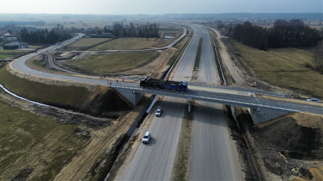 Budowa S19. Odcinek Krynice-Białystok Zachód. To część ekspresowej obwodnicy Białegostoku. Kolejny wiadukt przeszedł próby obciążeniowe