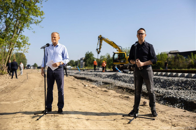 Premier Donald Tusk w Łomży. Z ministrem infrastruktury wizytował budowę linii kolejowej Łomża-Śniadowo. Za rok mają nią pojechać pociągi