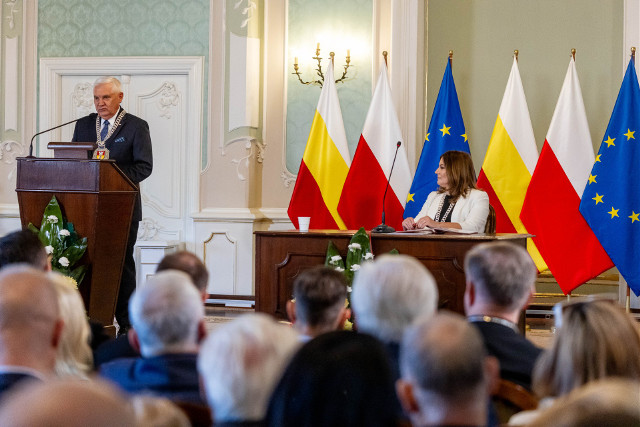 Orzeł z Pogonią zostają. Herb z Gryfem na razie do Białegostoku nie wróci 