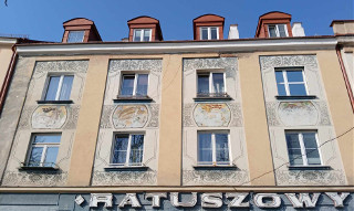 Polichromie, które spływają z fasady budynku na rogu Rynku Kościuszki i ulicy Lipowej