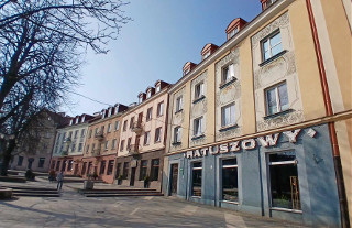 Polichromie, które spływają z fasady budynku na rogu Rynku Kościuszki i ulicy Lipowej